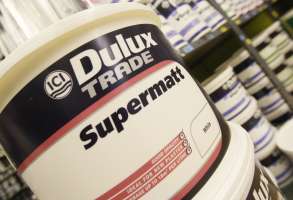 Výrobce Duluxu, britskou ICI, převezme Akzo Nobel.