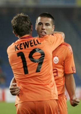 Milan Baroš a jeho parťák v útoku Harry Kewell.