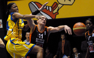 Janell Burse z USK (vlevo) a Sonja Kiretaová (vpravo)
