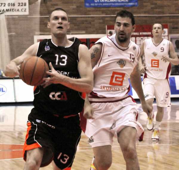 Finále basketbalové ligy: Nymburk vs. Nový Jičín.