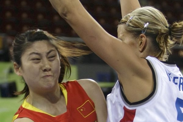 Ivana Večeřová (vpravo) brání čínskou soupeřku.