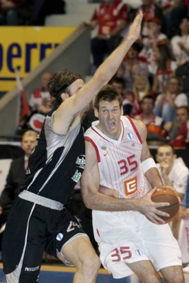 Drago Pasalić z Bilbaa (vlevo) a Goran Jagodnik Nymburku. Drago Pasalić z Bilbaa (vlevo) a Goran Jagodnik Nymburku.