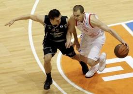 Vlevo hráč Bilbaa Jánis Blúms a Michal Křemen z Nymburka.