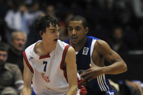 Český reprezentant Tomáš Satoranský (vlevo) a Brit Jarrett Hart.