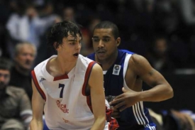 Český reprezentant Tomáš Satoranský (vlevo) a Brit Jarrett Hart.