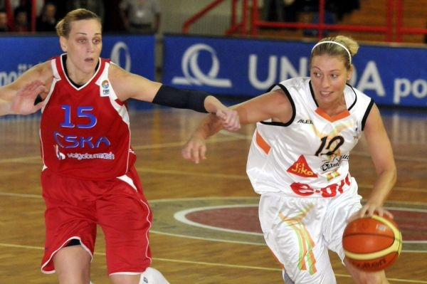 Brněnská Zuzana Žirková (vpravo) a Katie Douglasová z CSKA Moskva. Brněnská Zuzana Žirková (vpravo) a Katie Douglasová z CSKA Moskva.