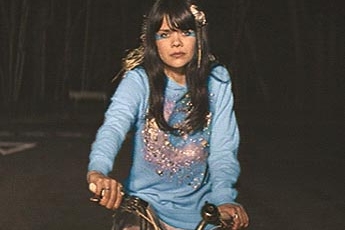 Bat For Lashes jede na kole. A za ní... Bat For Lashes jede na kole. A za ní...