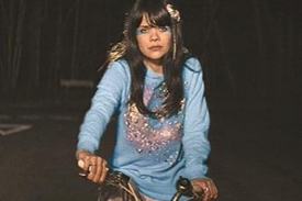 Bat For Lashes jede na kole. A za n&iacute;...