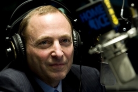 Komisionář Gary Bettman v rozhlasovém studiu.