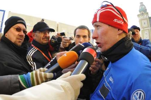 Lukáš Bauer v cíli Pražské lyže v rozhovoru s novináři. Lukáš Bauer v cíli Pražské lyže v rozhovoru s novináři.