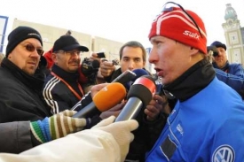 Luk&aacute;&scaron; Bauer v c&iacute;li Pražsk&eacute; lyže v rozhovoru s novin&aacute;ři.