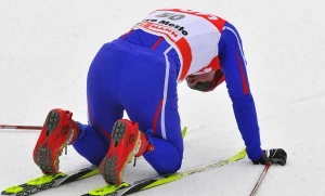Vyčerpaný Lukáš Bauer v cíli závodu na 15 km v Novém Městě.