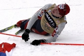 Vyčerpaný Lukáš Bauer v cíli poslední etapy Tour de Ski.