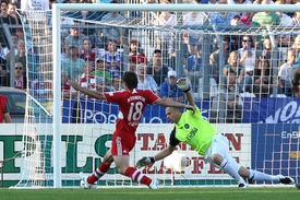 Miroslav Klose dává první gól Bayernu.