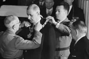 De Gaulle přeb&iacute;r&aacute; Ř&aacute;d čestn&eacute; legie a uj&iacute;m&aacute; se &uacute;řadu prezidenta, 1.9.59