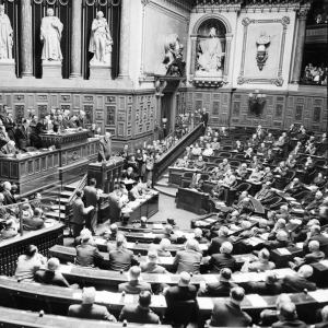 Charles De Gaulle hovoř&iacute; k horn&iacute; komoře francouzsk&eacute;ho parlamentu.