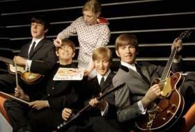 Poslední úpravy na figurínách členů skupiny Beatles.
