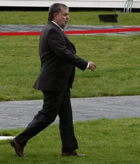 Nepř&iacute;li&scaron; obl&iacute;ben&yacute; Kurt Beck si bal&iacute; kufry.