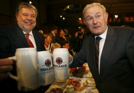 Milovn&iacute;k piva Beckstein (vpravo) a ex&scaron;&eacute;f socialistů (SPD) Beck.