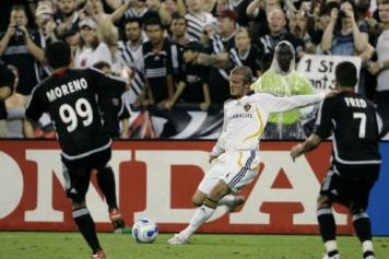 David Beckham se ve svém prvním soutěžním utkání po přestupu do Los Angeles Galaxy zmohl jen na několik centrů, víc coby střídající hráč nestihl. 