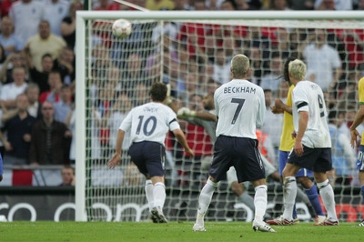 David Beckham sleduje svůj přímý kop při přátelském utkání s Brazílií (1:1)