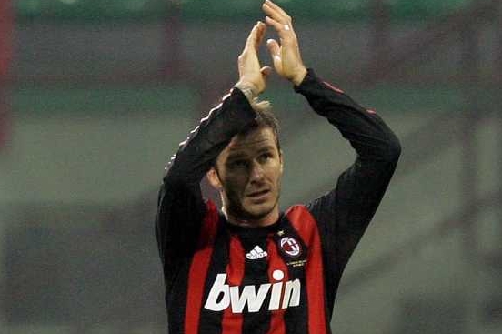 Anglický fotbalista David Beckham se podruhé v řadě trefil za AC Milán Anglický fotbalista David Beckham se podruhé v řadě trefil za AC Milán