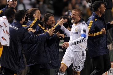 David Beckham se raduje ze vstřelné branky. Míč letěl přes půl hřiště. David Beckham se raduje ze vstřelné branky. Míč letěl přes půl hřiště.