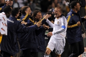 David Beckham se raduje ze vstřeln&eacute; branky. M&iacute;č letěl přes půl hři&scaron;tě.