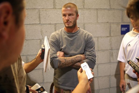 David Beckham v zajetí novinářů. 
