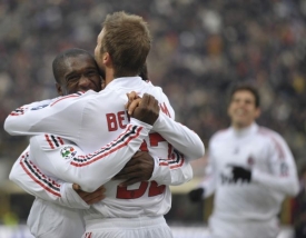 Clarence Seedorf (čelem) má prý zajímavý rituál....