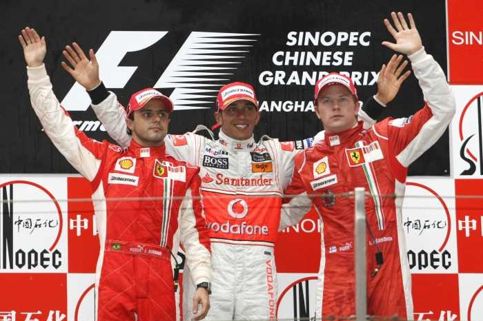 Felipe Massa, Lewis Hamilton a Kimi Raikkonen na stupních vítězů.