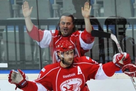 Jaroslav Bednář oslavuje vstřelený gól.