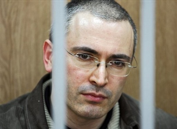 Chodorkovskij za mřížemi u sibiřského soudu. Chodorkovskij za mřížemi u sibiřského soudu.