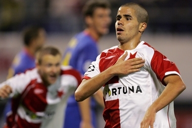 Fotbalista Slavie Tijani Belaid.