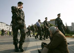 Policisté patrolující na centrálním minském náměstí