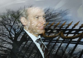 Leterme odjíždí z královského paláce.