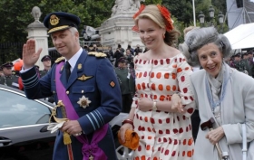 Koruna patř&iacute; ke garantům jednoty země (princ Filip, Matylda, Fabiola).