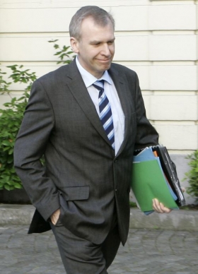 Je&scaron;tě neodch&aacute;z&iacute;m... Premi&eacute;r Leterme nab&iacute;dl demisi, ale zat&iacute;m zůst&aacute;v&aacute;.