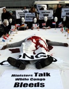 Demonstranti před bruselským sídlem Evropské Komise.