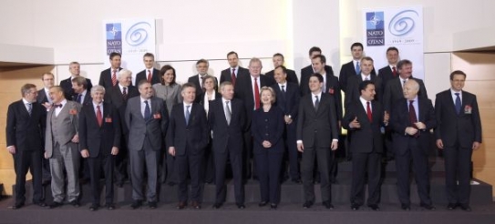Ministři a ministryně zahraničí NATO v Bruselu.