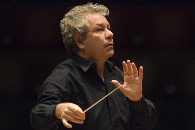 Šéfdirigent orchestru BBC Jiří Bělohlávek. Šéfdirigent orchestru BBC Jiří Bělohlávek.