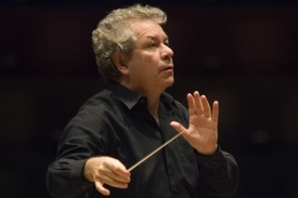 &Scaron;&eacute;fdirigent orchestru BBC Jiř&iacute; Bělohl&aacute;vek.