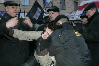 Policie stoupence brutálně rozehnala obušky. Policie stoupence brutálně rozehnala obušky.