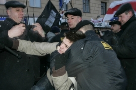 Policie stoupence brut&aacute;lně rozehnala obu&scaron;ky.