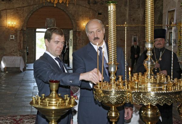 Medvěděv a Lukašenko v kostele v Brestu. Medvěděv a Lukašenko v kostele v Brestu.