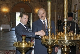 Medvěděv a Luka&scaron;enko v kostele v Brestu.