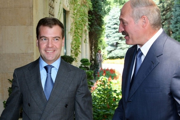 Úzcí spojenci. Lukašenko a Medvědev (Soči, září 2008). Úzcí spojenci. Lukašenko a Medvědev (Soči, září 2008).