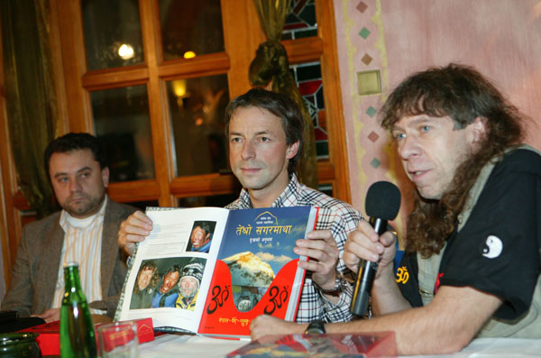 Pavel Bém na křtu knihy. 