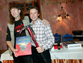 Pavel Bém a Rudolf Švaříček křtí knihu o Mount Everestu.