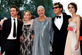 Herci a režis&eacute;r sn&iacute;mku pok&aacute;n&iacute;, kter&yacute; zahajuje festival v Ben&aacute;tk&aacute;ch. Vpravo herečka Keira Knightley, představitelka jedn&eacute; z hlavn&iacute;ch rol&iacute;